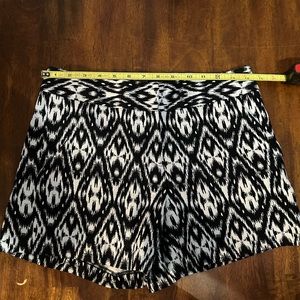 Cremieux, Size 4, Women’s Shorts, Very Cute B & W Shorts, Excellent Condition